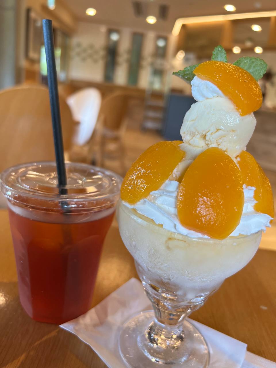 びわ茶とびわパフェ